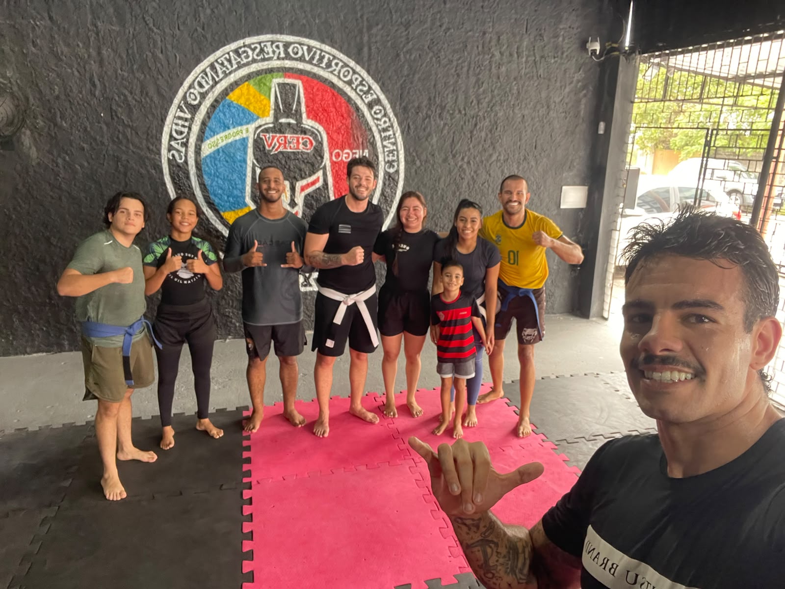 Alunos e familiares reunidos no espaço de treino do CT